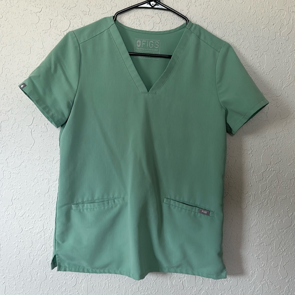 Figs scrub top